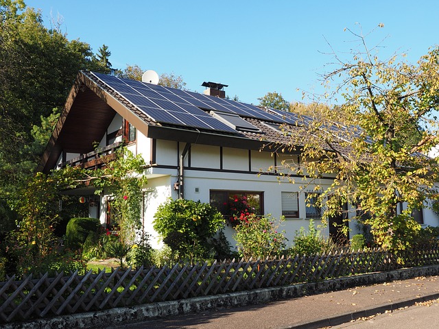 Geld besparen met zonne-energie door panelen
