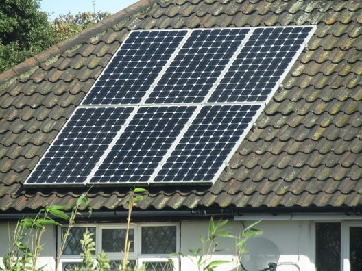 Laadpunten en zonnepanelen op een bedrijfsterrein: eerst capaciteit, dan apparatuur