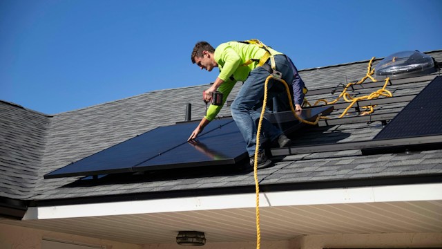 Zonnepanelen vergelijken? Kijk verder dan alleen de prijs per paneel